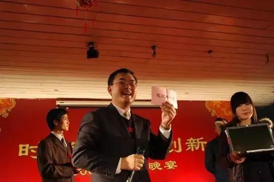 先捐1个亿用着,不够了再说,警告儿女不退绿卡不得继承百亿遗产