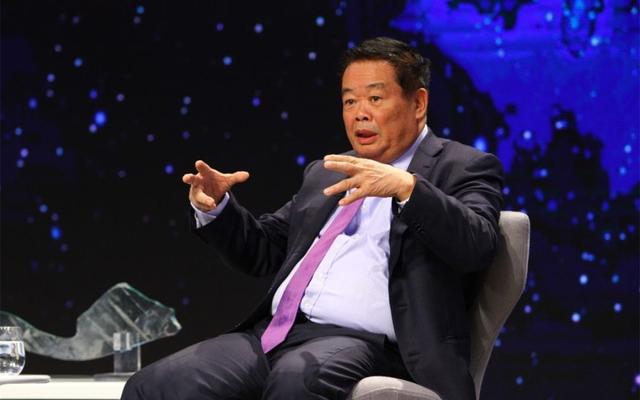 先捐1个亿用着,不够了再说,警告儿女不退绿卡不得继承百亿遗产