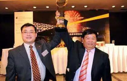 先捐1个亿用着,不够了再说,警告儿女不退绿卡不得继承百亿遗产